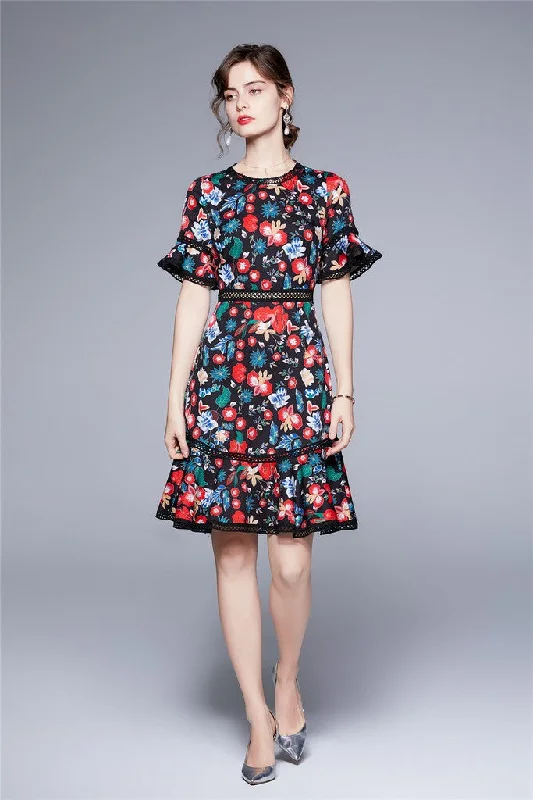 short sleeve smocked dress -Black & Red & Blue floral print Day A-line Crewneck Juliet Short Sleeve Above Knee Dress